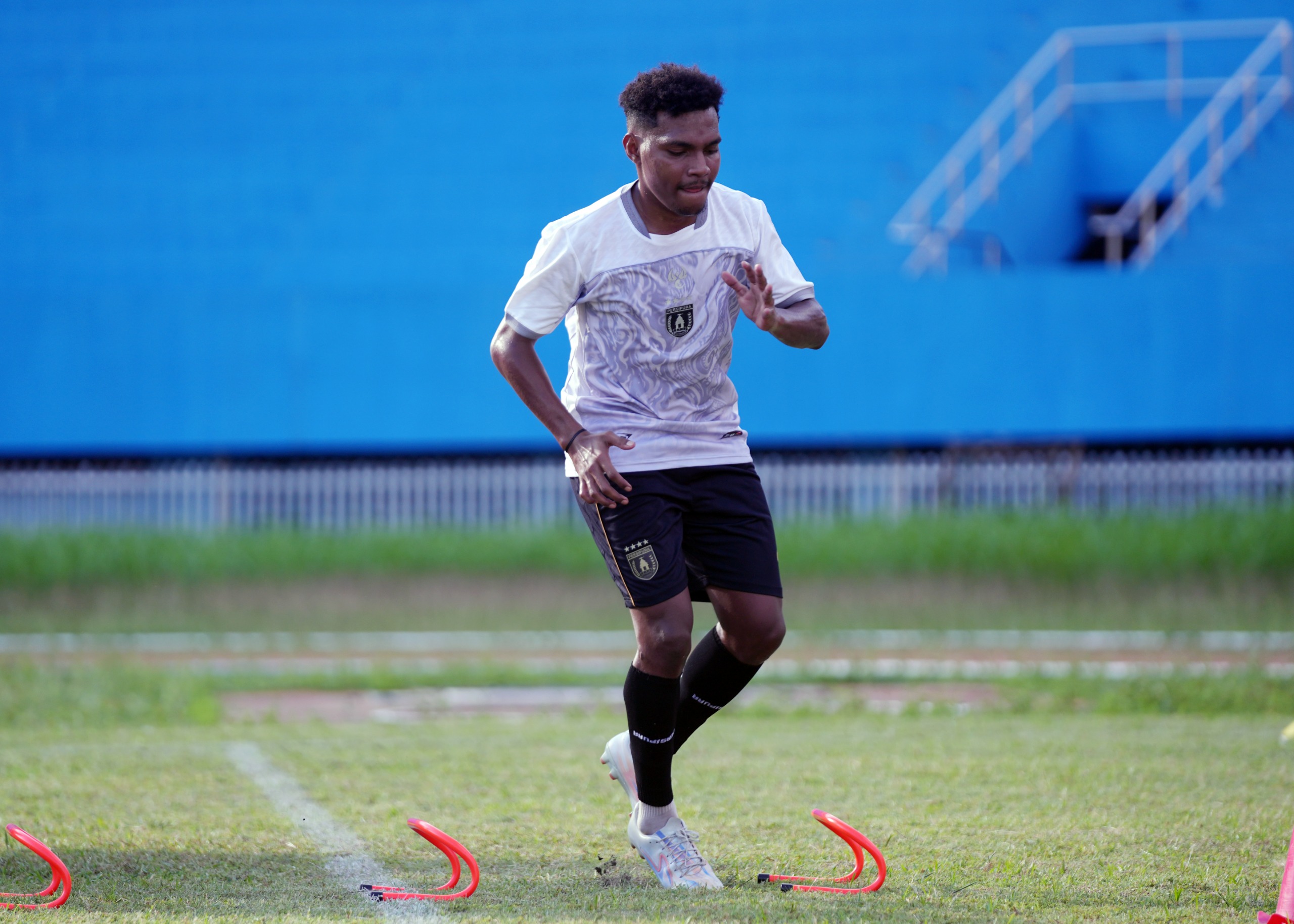 Persipura Resmi Pinjamkan Markus Madjar